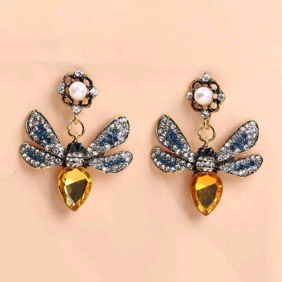 🆕 Gold Rhinestone Butterfly Earrings - Picture 2 of 3